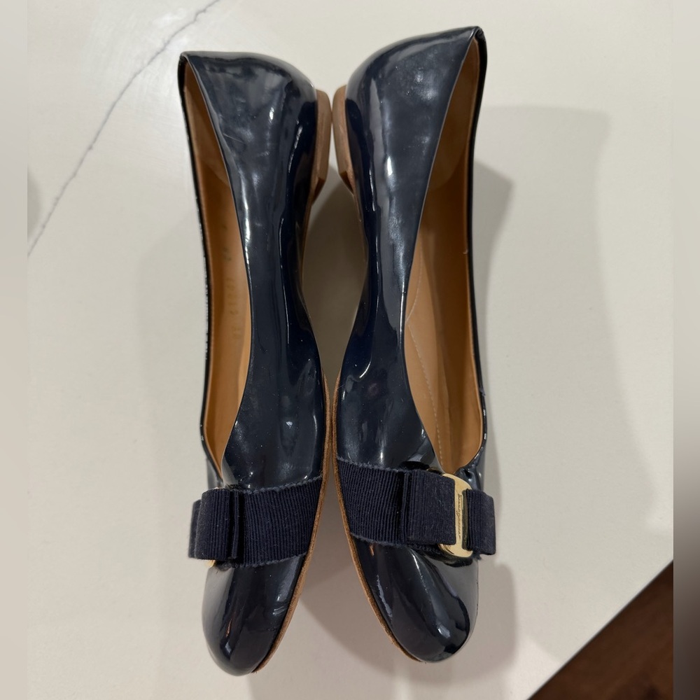 Salvatore Ferragamo Bow Navy Blue Patent Leather Flats Size 9 - Picture 4 of 9